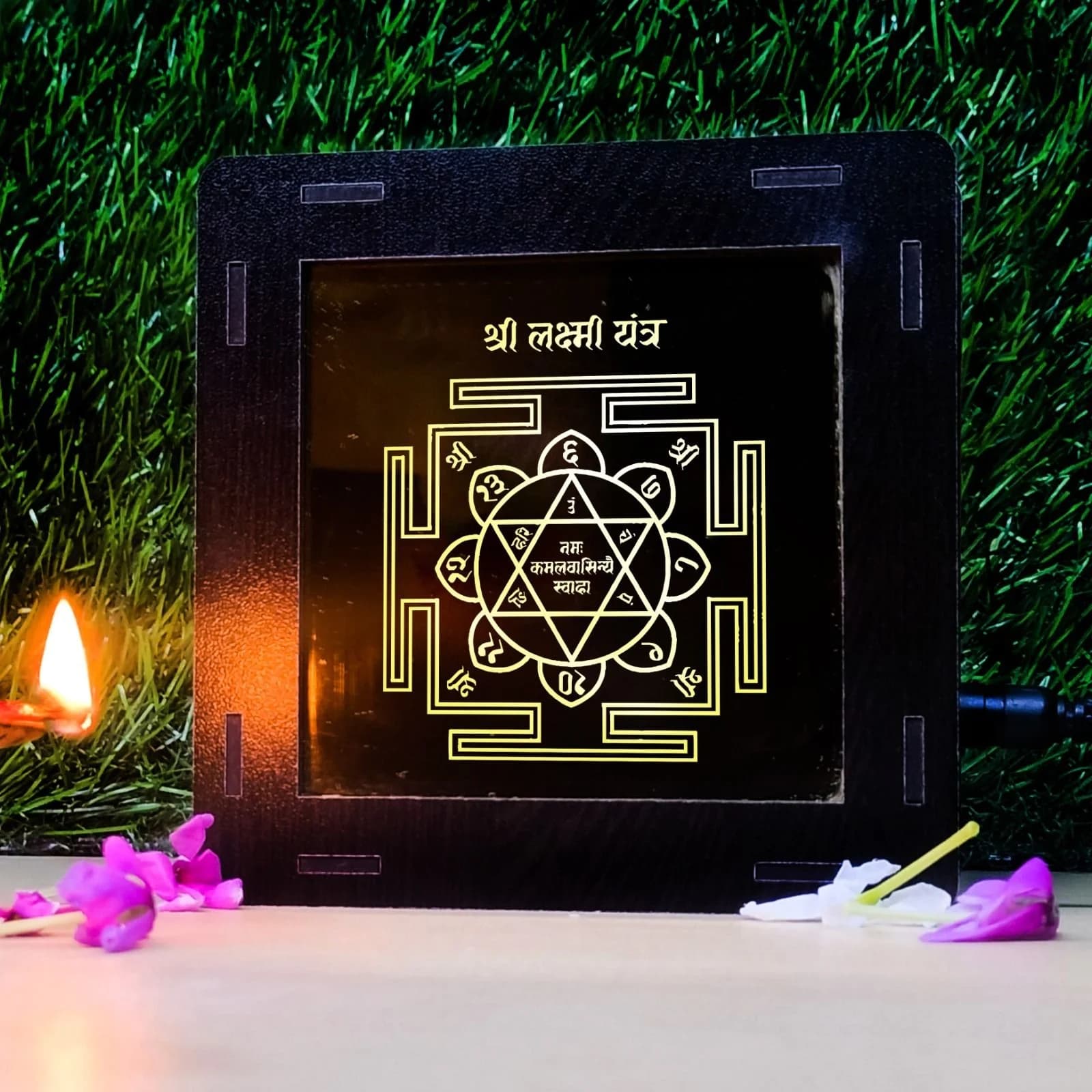 Giftkidukan Shri Laxmi Yantra Wooden Box Light Positive Energy Shree Yantra for Home Office Table Lamp (11 cm, yellow warm white)